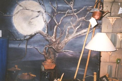 Professional Murals on the walls enhances the ambiance at Sunworks.